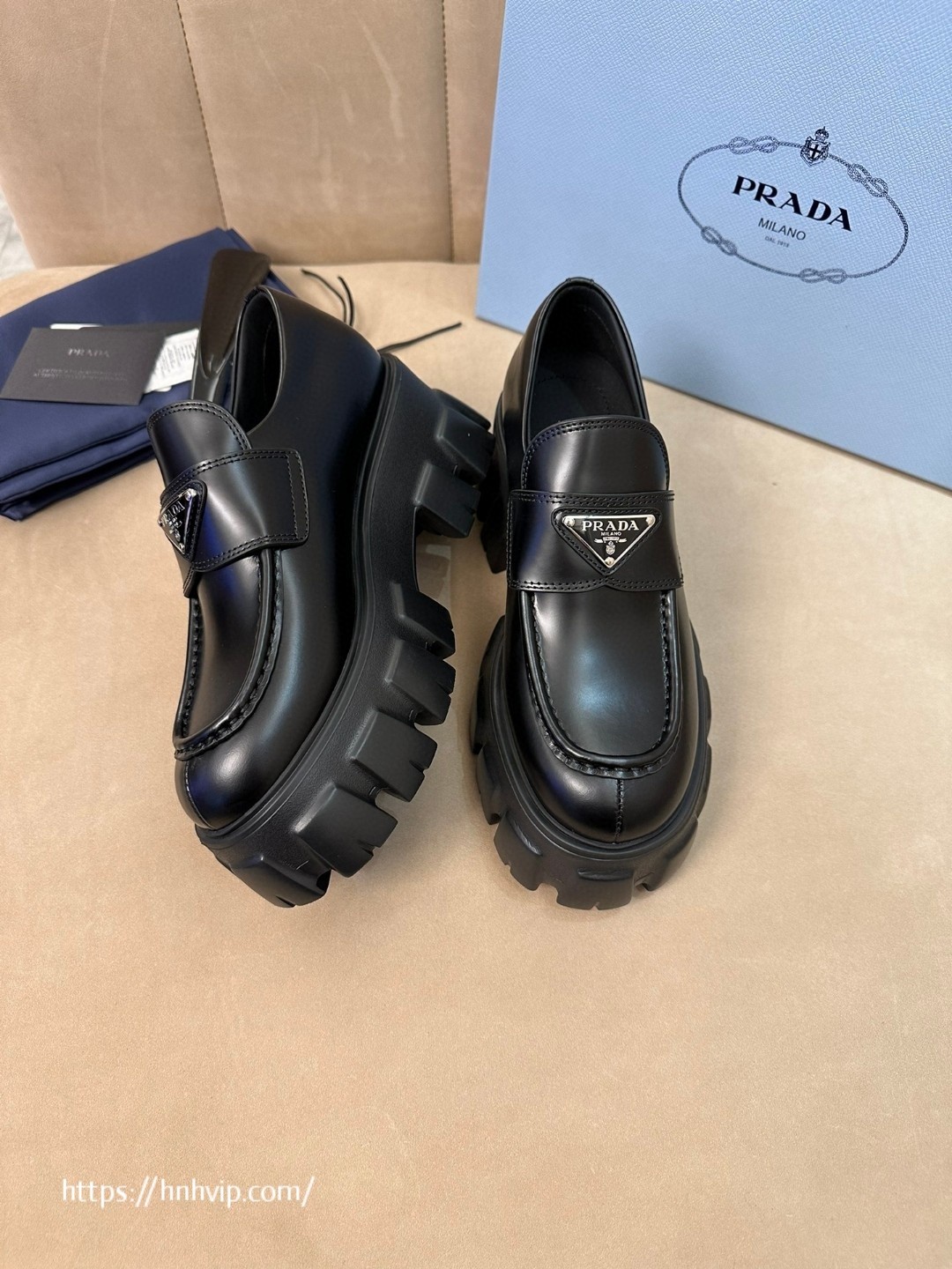 PRADA 브러시드 가죽 모놀리스 로퍼