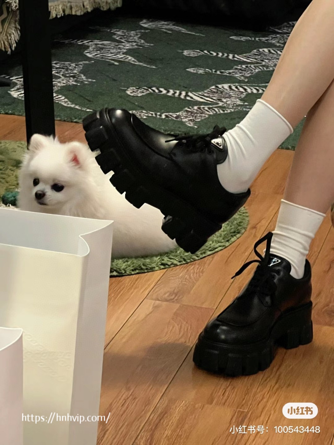 프라다 여성용 로퍼는 검은색