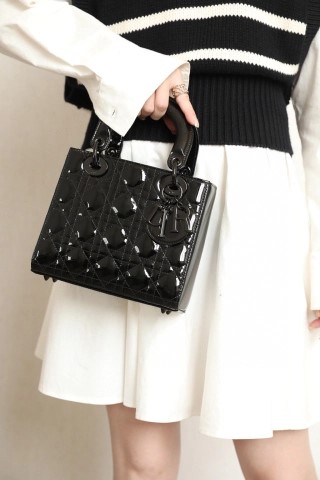 디올 스몰 레이디 디올 백 블랙 울트라글로시 페이턴트 까나쥬 송아지 가죽