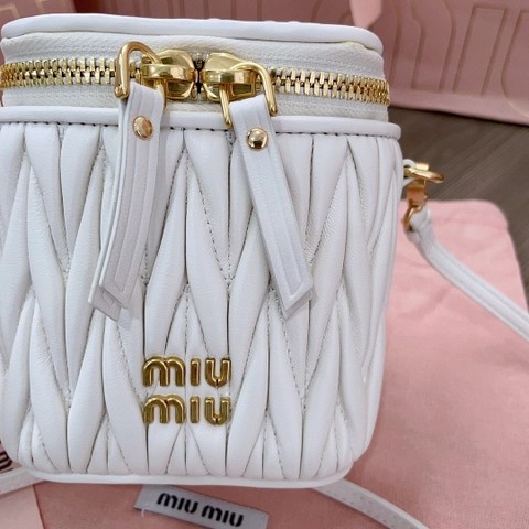 Miu Miu 마테라세 나파 가죽 마이크로 백 5NR018_2FPP_F0009 화이트 M1