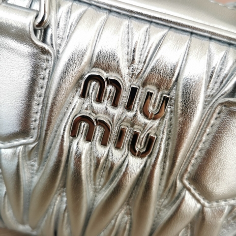 Miu Miu Arcadie 마틀라세 나파 가죽 백 5BB123 실버 M1