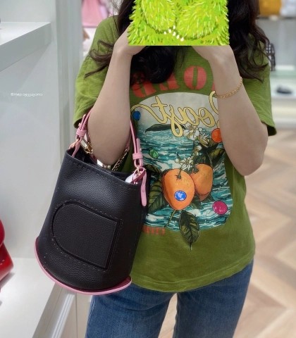 Delvaux 배터리 미니 버킷 Surpiquéen Taurillon Soft AA0607ATT0ADNDO