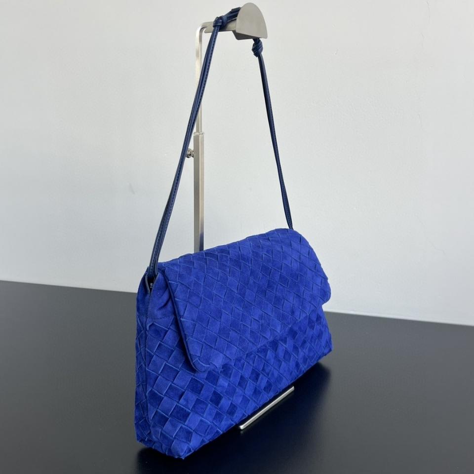 Bottega Veneta Giorno 인트레치아토 스웨이드 숄더백 블루 857657 33x19x8cm