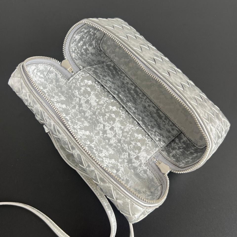 보테가 베네타 뱅뱅 실버 789109 23x13x6CM